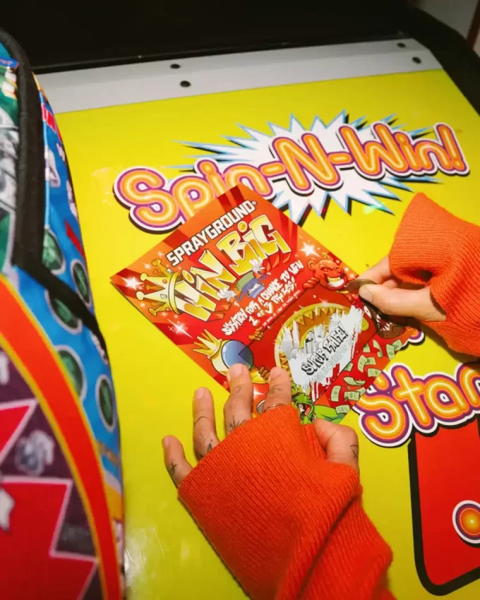¡TARJETA DE RASPAR SPRAYGROUND – GANA UNA MOCHILA, UN OSO DE PELUCHE O UNA MALETA!