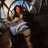 TIBURONES MÁGICOS DE MEDIANOCHE EN PARÍS