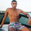 Traje de baño tipo short con estampado floral Traje de baño tipo short con estampado floral