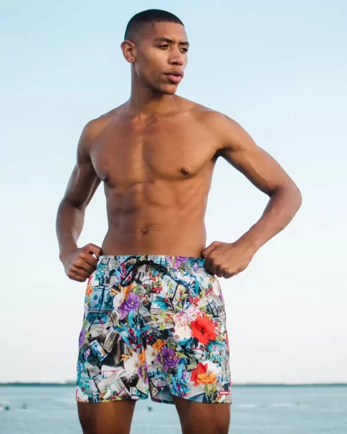 Traje de baño tipo short con estampado floral Traje de baño tipo short con estampado floral